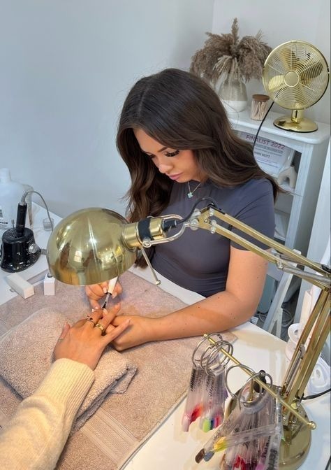 Nail designer trabalhando na bancada do studio