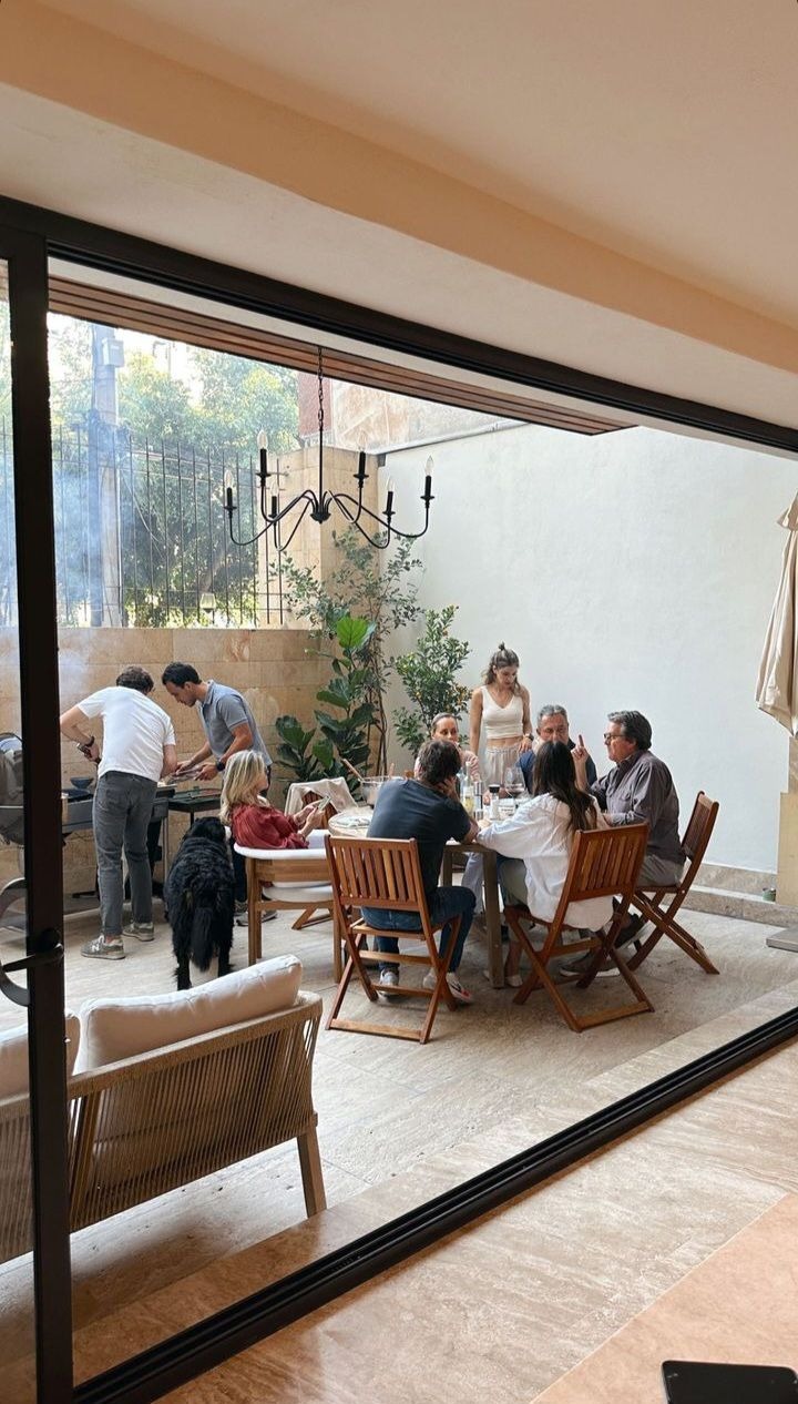 Almoço de domingo em família na área externa de casa
